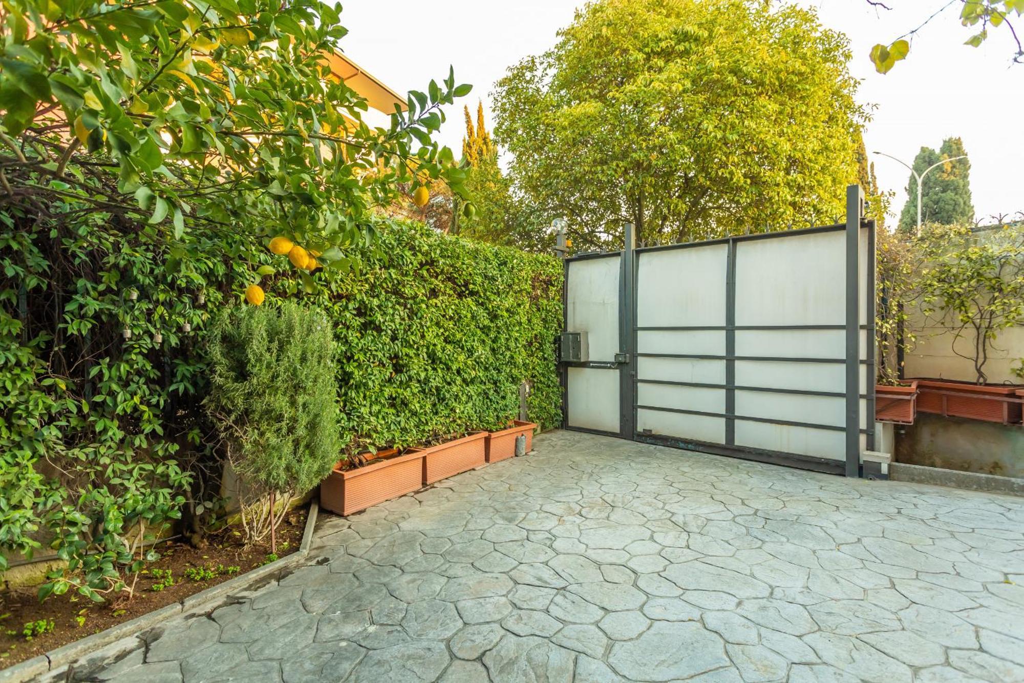 Spacious 4 Bdr With Parking